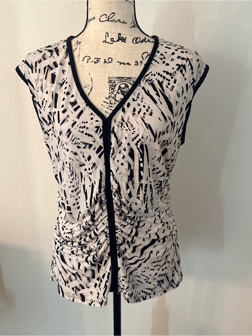 Chaus Black & White Ruched V-Neck Cap Sleeve Blouse